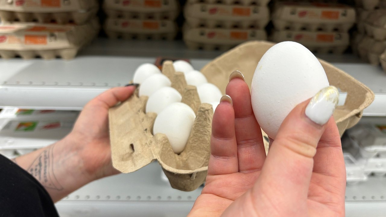 Главная картинка новости: Хитрые продавцы выбирают яйца домой только так: запоминайте 2 лайфхака