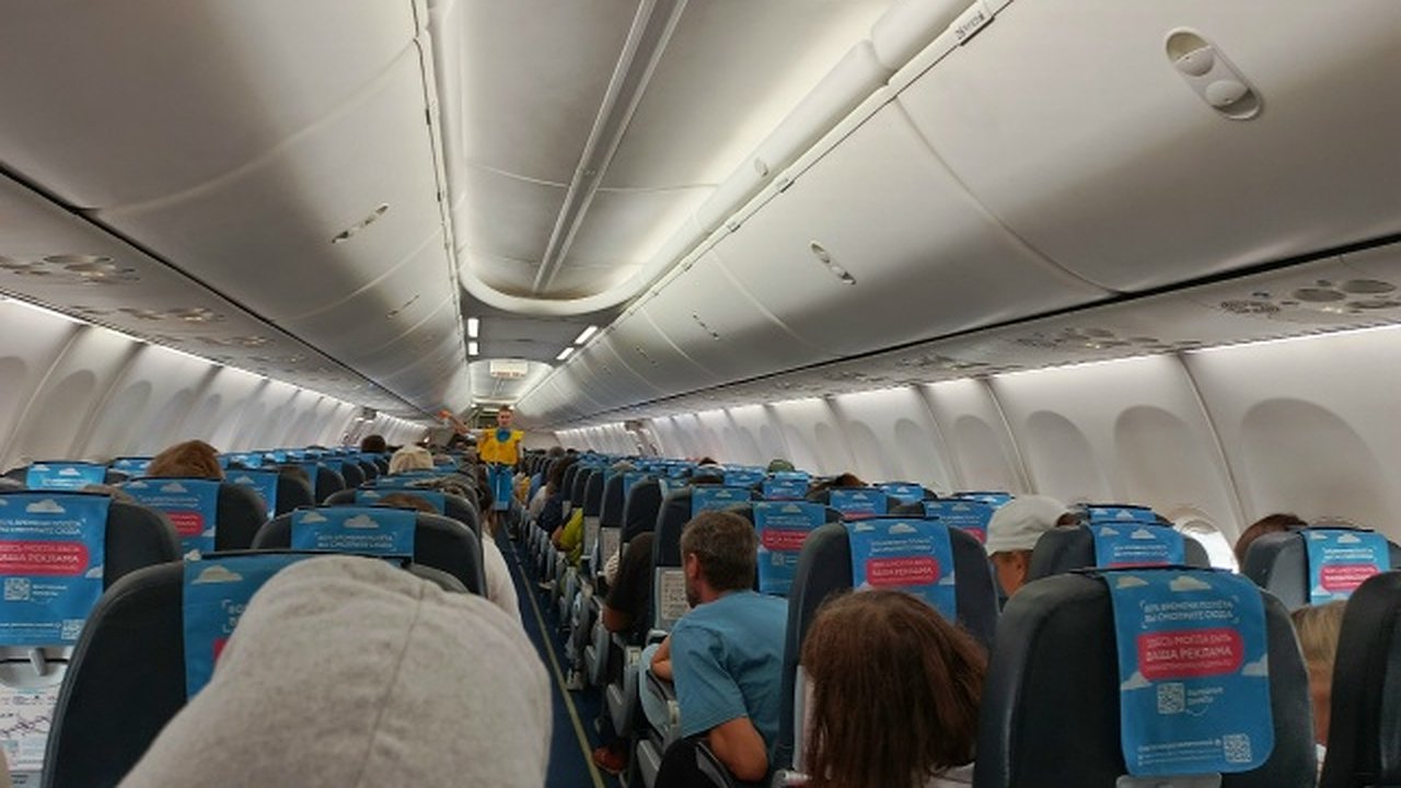 Главная картинка новости: «7 лет работаю стюардессой в самолете»: Отбиваюсь от приставаний пассажиров ежедневно - сервис любой ценой (шокирующая правда бортпроводника)