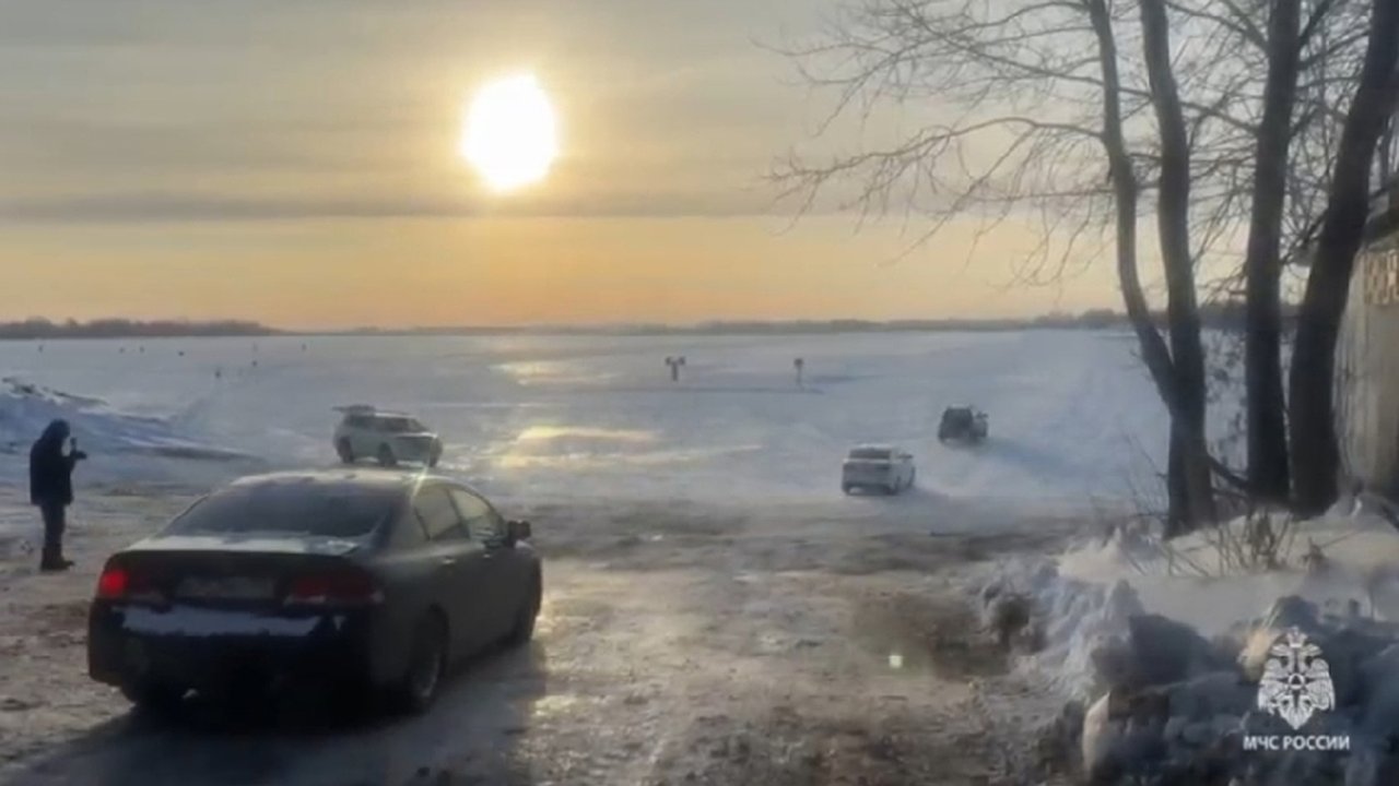 Главная картинка новости: "Сокращает путь на 70 километров": в Татарстане открылась первая ледовая переправа