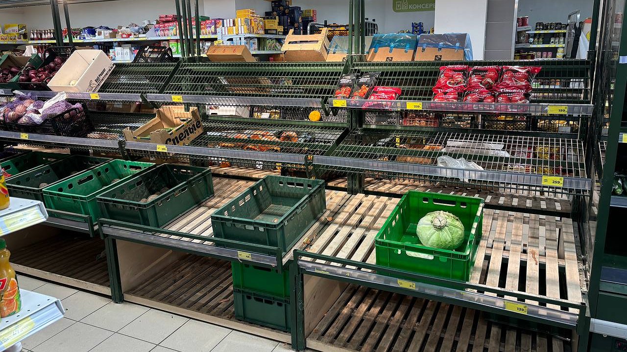 Главная картинка новости: Первый раз в новом году зашла в "Магнит". У меня два вопроса: что происходит с ценами и почему полки полупустые?