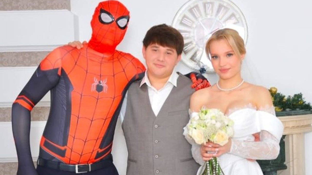 Главная картинка новости: Человек-паук побывал на свадьбе в Челнах