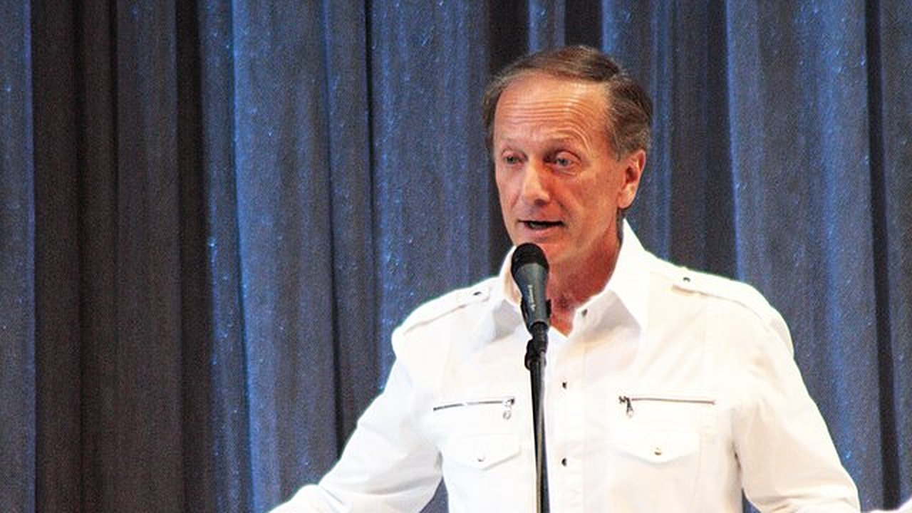 Главная картинка новости: Как отличить по-настоящему умного человека — двумя фразами это объяснил Михаил Задорнов, и сегодня его слова звучат особенно точно