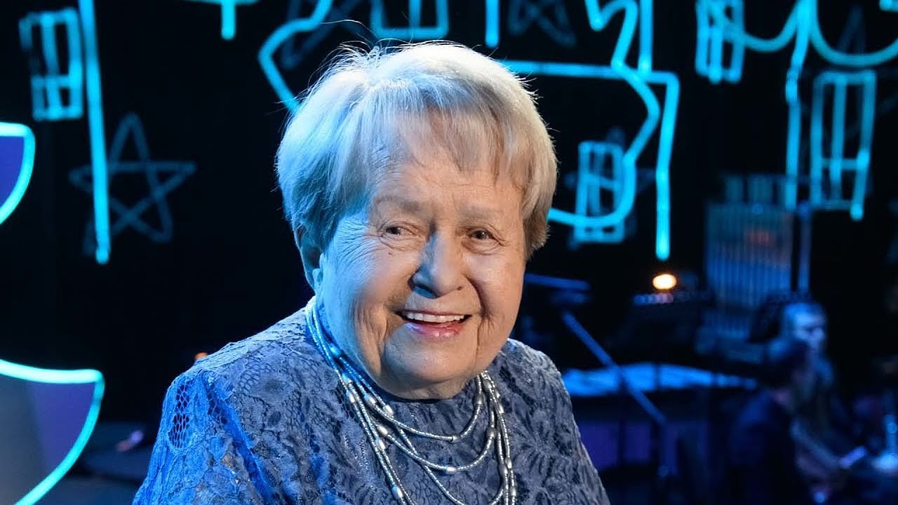 Главная картинка новости: Рецепт завтрака, который помог Пахмутовой дожить до 96 лет, прост и доступен каждому: нужны всего два ингредиента