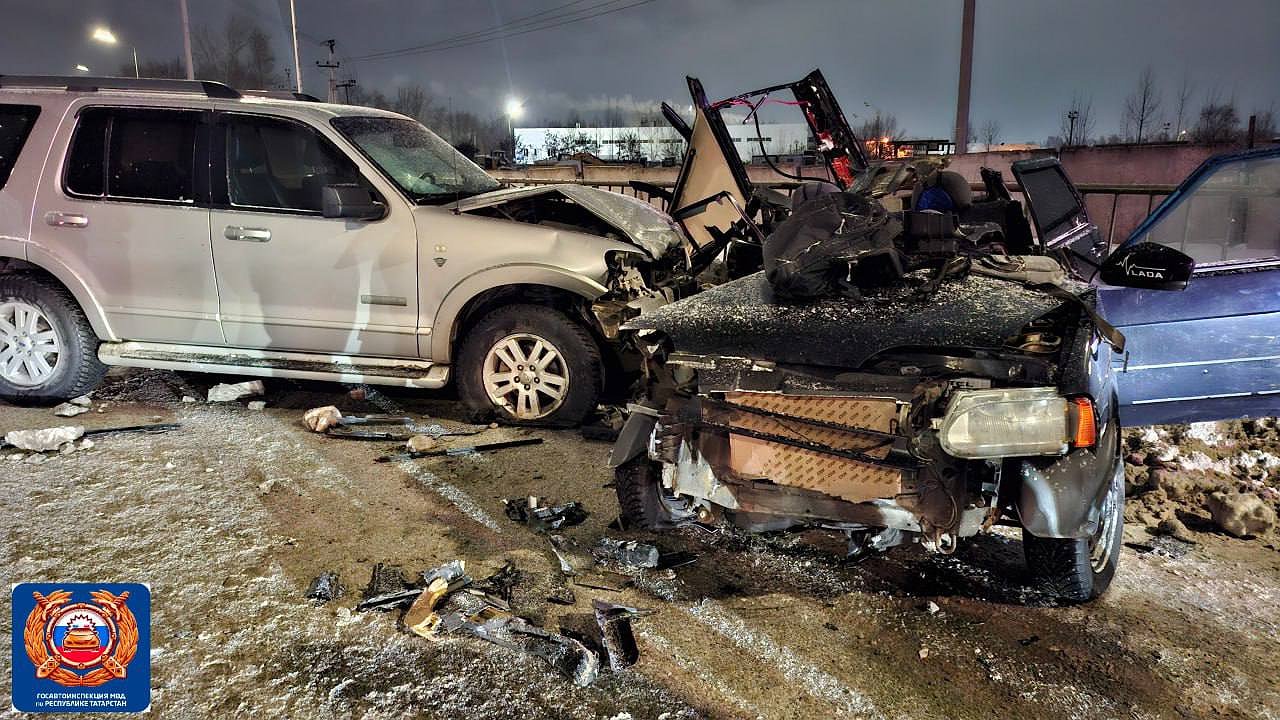 Главная картинка новости: В Челнах ВАЗ вынесло на встречку после удара об отбойник: один погибший