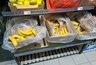 Миниатюра новости: Зачем продавцы "Магнитов" и "Пятерочек" забирают себе из коробок с бананами маленькие неприметные пакетики?