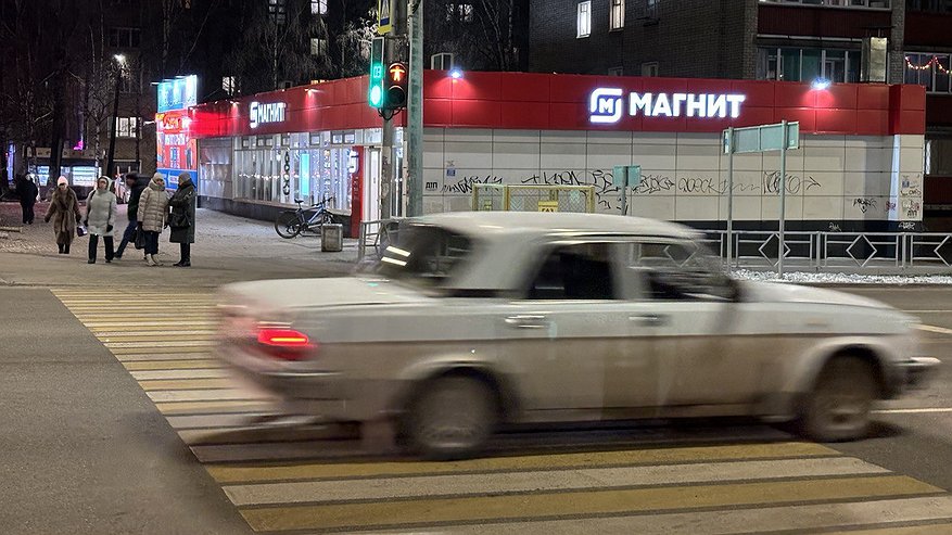 Главная картинка новости: "Магниты" и "Пятерочки" остались позади: россияне массово выбирают новые магазины с ценами 2010-х годов