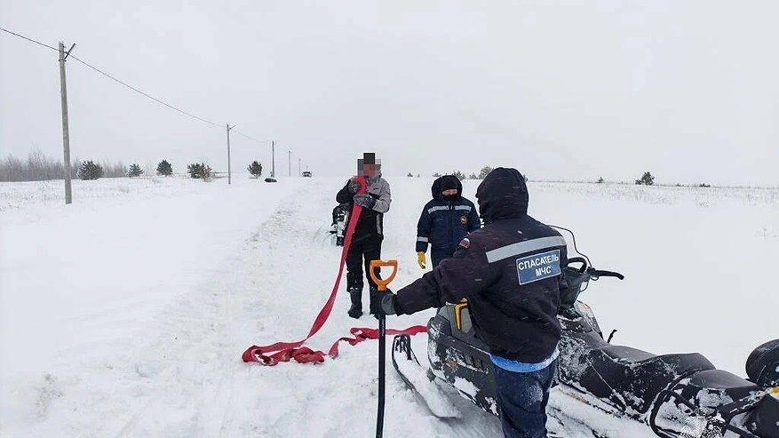 Главная картинка новости: Под Казанью спасатели пришли на помощь двум мужчинам на снегоходе​
