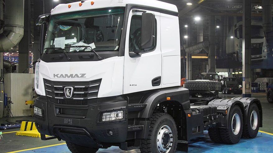 Главная картинка новости: «КАМАЗ» показал новый тягач для России и экспорта