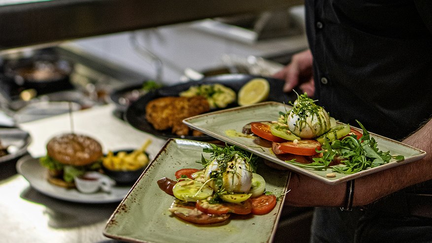 Главная картинка новости: Почему в ресторане еда в разы вкуснее, чем дома: что на самом деле добавляют в блюда повара