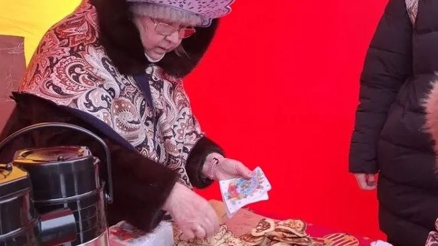 Главная картинка новости: Челнинцы бились в мешках и пили чай с блинами на фестивале «Курше»