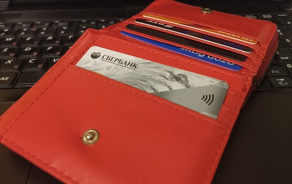 Для тех, кто получает пенсию на карту Сбербанка, вводятся изменения: появились новые возможности, бонусы и условия, о которых раньше можно было только догадываться