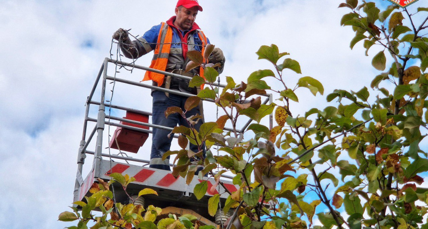 Челны начали украшать к новому году