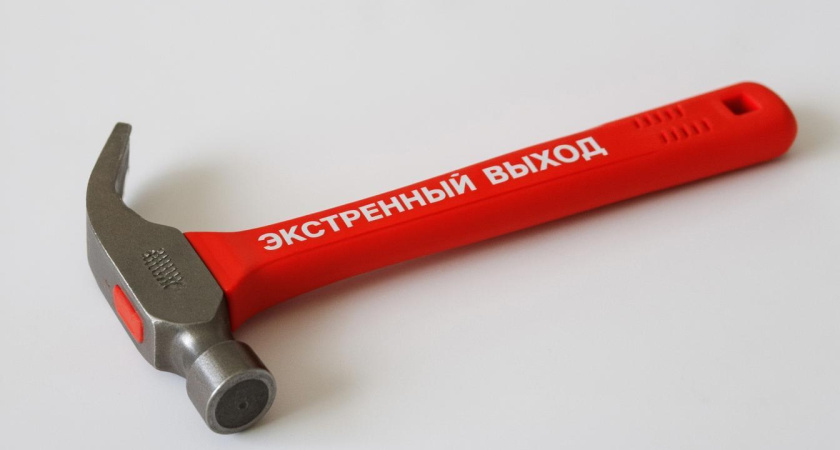 В Челнах подростки массово похищают аварийные молотки из новых автобусов