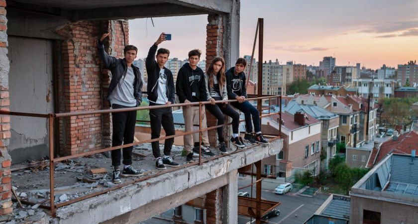 Опасное развлечение: подростки рискуют жизнью на стройплощадке мечети