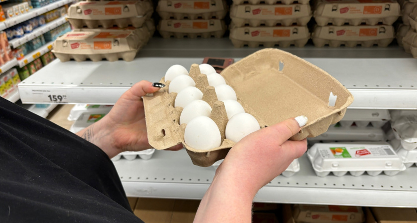 Хитрые продавцы выбирают яйца себе домой по этому признаку: запоминайте эти 2 простых приема