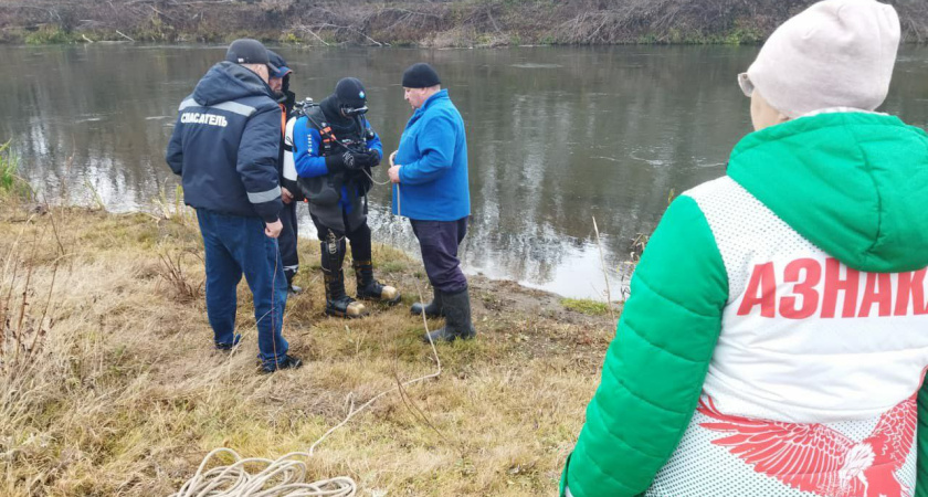 Спасатели ищут утонувшего рыбака в ледяной реке Ик