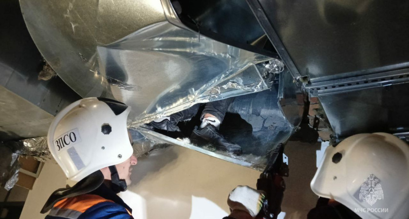 В Казани спасатели вытащили подростка из вентиляционной шахты