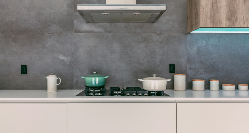 Россияне массово отказываются от установки вытяжки на кухни: нашли более удобный вариант