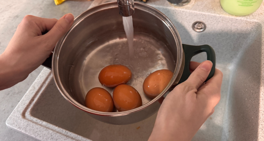 Добавьте это в воду при варке яиц, чтобы скорлупа слетала с них сама – лайфхак от соседки
