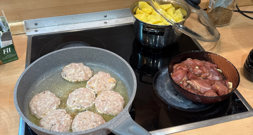 Куда нужно выливать остатки масла со сковороды: запомните и поделитесь с близкими