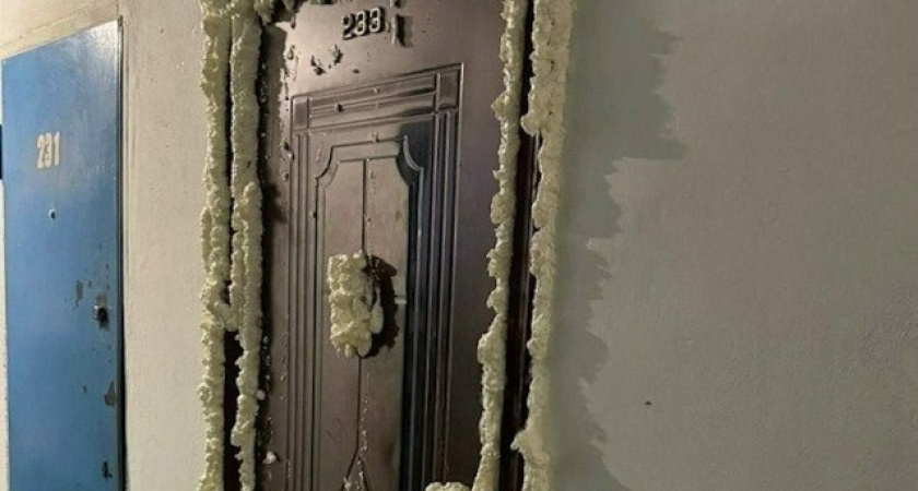 Жильцы Челнов заблокировали дверь соседа пеной из-за тараканов