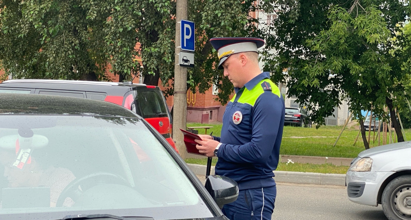 Остановил инспектор ГИБДД: на заднем сидении пассажир не пристегнут, выписывает штраф - кто должен оплачивать и как вести себя по закону