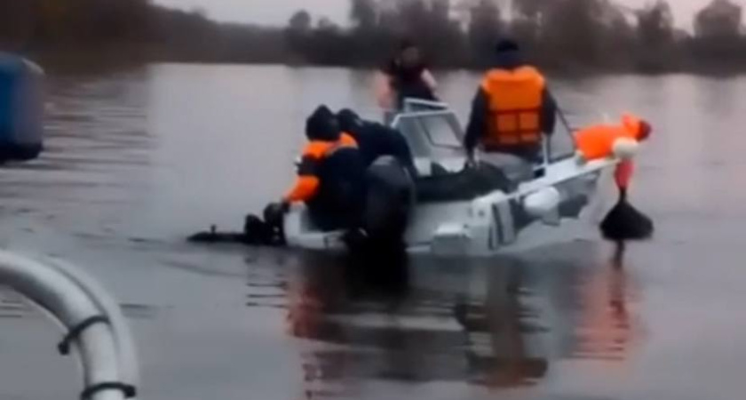 На Каме возле Чистополя спасатели нашли затонувшую лодку и тело мужчины