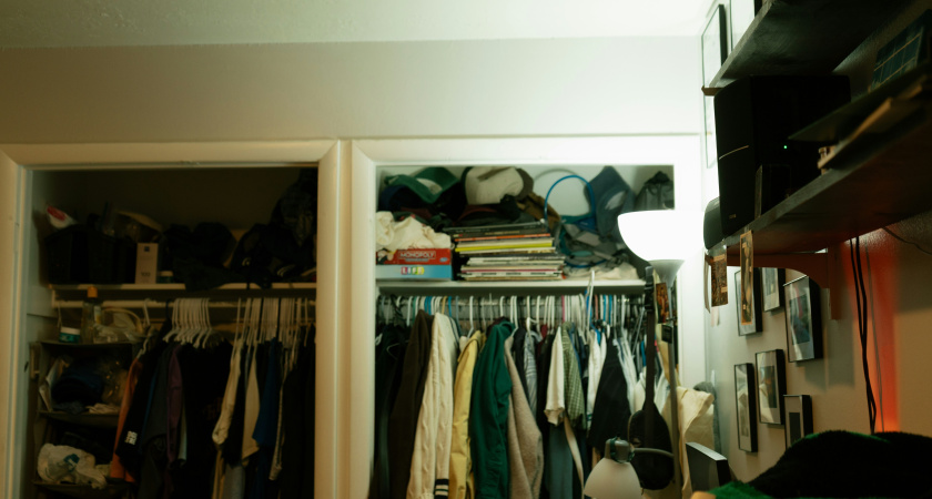 Эти 5 вещей в вашем шкафу притягивают бедность словно магнит — избавьтесь от них немедленно