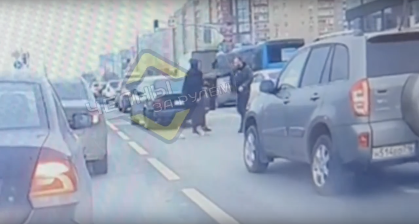 В Набережных Челнах произошла драка на дороге — инцидент попал на видео