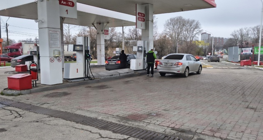 Работник НПЗ объяснил, в чем 92-й бензин выигрывает у АИ-95 — кроме того, что он дешевле