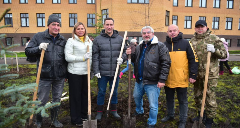 На территории новой православной гимназии в Челнах высадили сотню деревьев