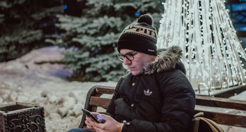 Почему нельзя класть смартфон в карман зимней куртки: об этом знают единицы