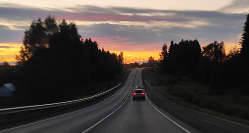 Верховный суд поставил точку: можно ли совершать обгон через сплошную линию - как быть, если по трассе ползёт трактор