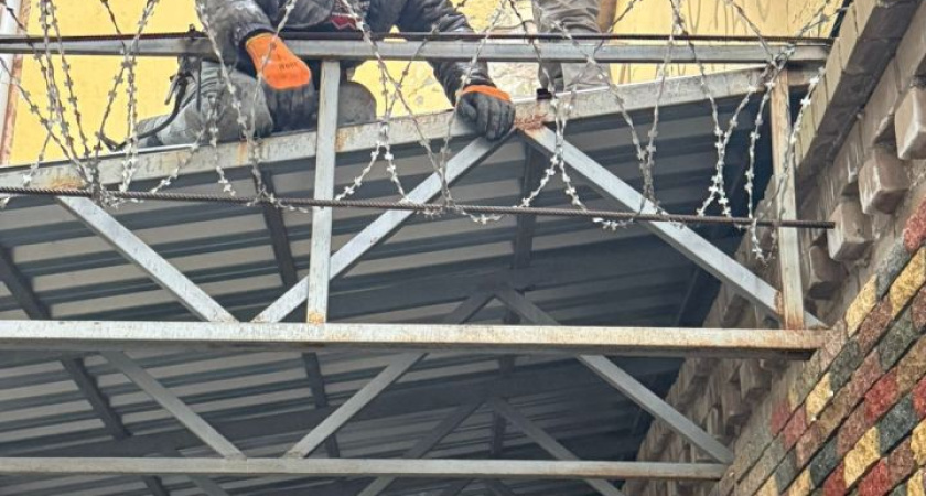 Бывший ресторан «Арарат» оградили колючей проволокой из‑за опасений за безопасность детей