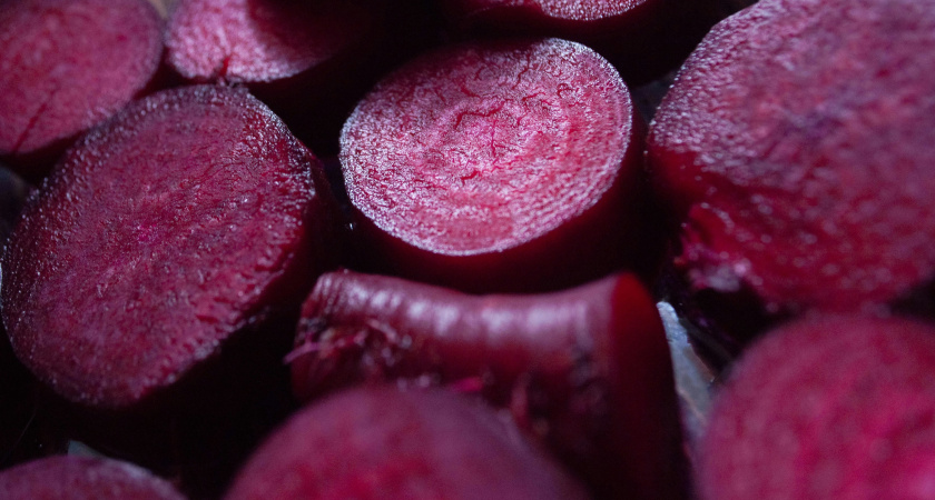 Больше не варю свеклу часами — достаточно 15 минут: одна уловка при варке — получается вкуснее, сочнее и без запаха на весь дом