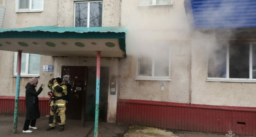 В Лениногорске пожарные спасли пять человек из задымленного дома