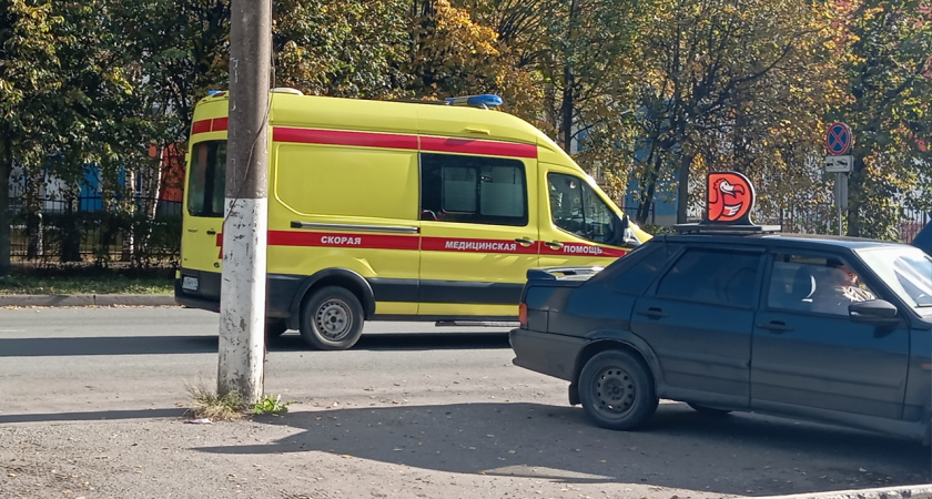 В Казани легковушка врезалась в столб после выезда на трамвайные пути, пострадал водитель