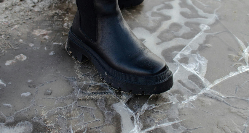 Пару мазков на подошву - и сапоги не скользят даже в лютый гололед: по тротуару хожу как по траве