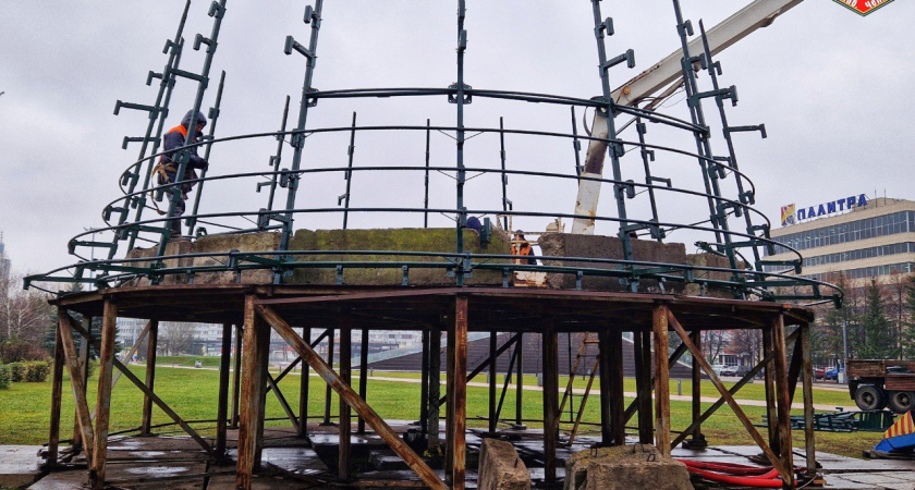 В Набережных Челнах начали устанавливать главную новогоднюю ель города на площади Азатлык