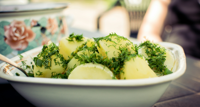Готовлю вареную картошку по-новому и не нарадуюсь результату: 2 ингредиента меняют вкус блюда