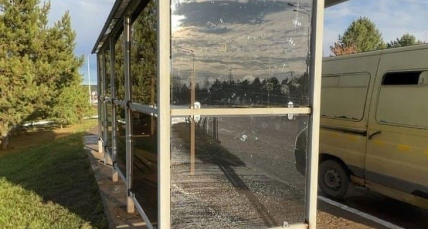 В Челнах устранили последствия вандализма на пяти остановках