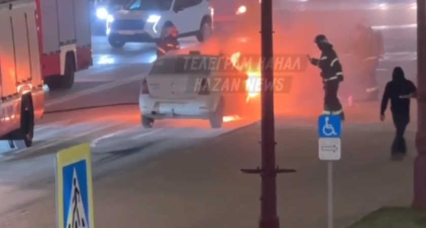 Легковой автомобиль загорелся в центре Казани на площади Свободы и попал на видео