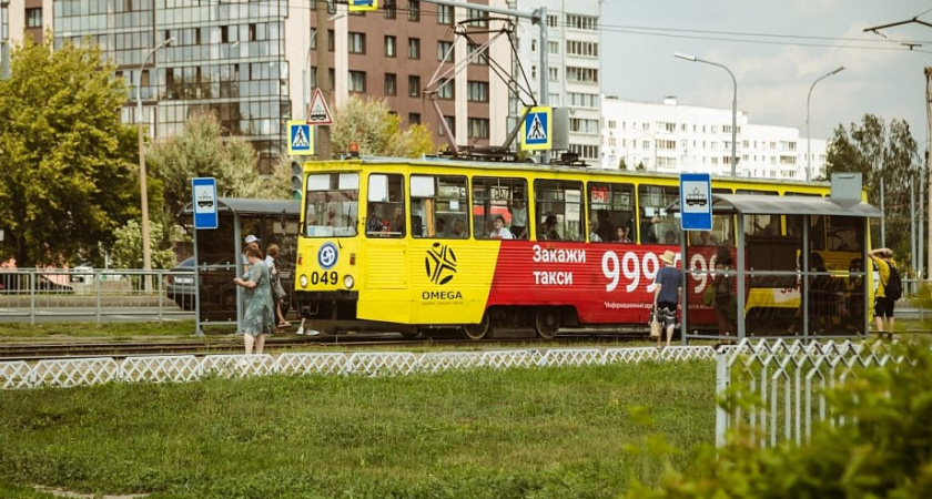 В Набережных Челнах до конца года уберут всю рекламу с трамваев и перекрасят их в заводские цвета