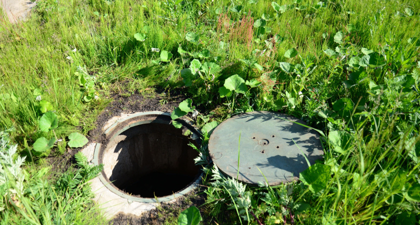 Сода не поможет: инженер назвал 2 средства для очистки выгребной ямы без откачки – все само рассосется