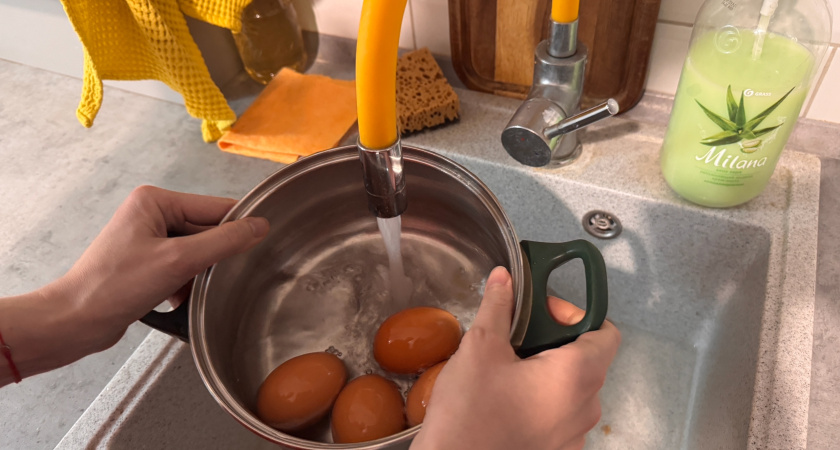 Что нужно добавить в воду при варке яиц, чтобы скорлупа слетала с них сама – лайфхак, который 100% работает