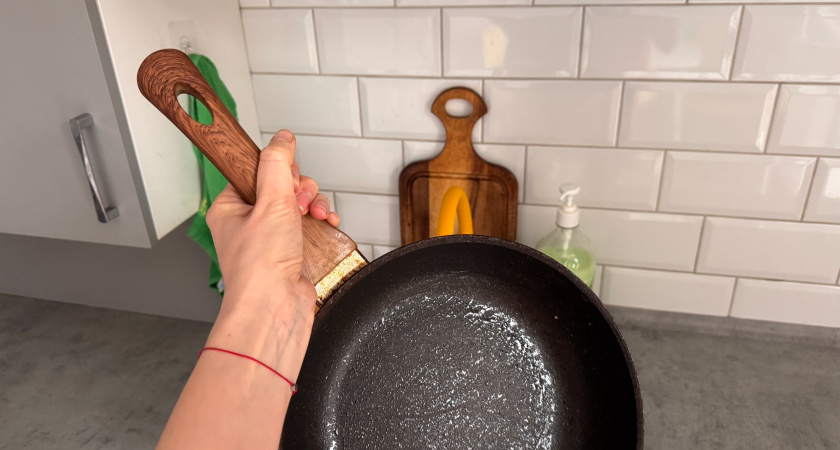 Производители моющих средств этот способ скрывают: застарелый нагар отскакивает сам