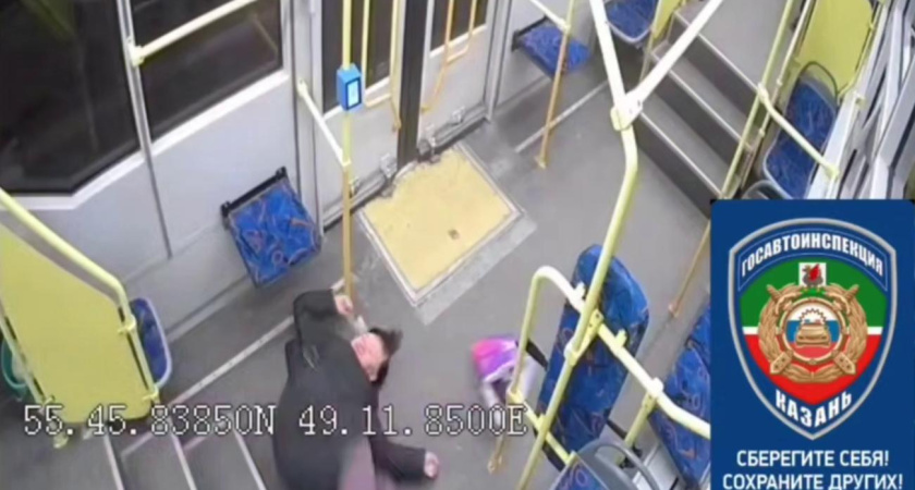 В Казани пенсионерка скончалась после падения в трамвае