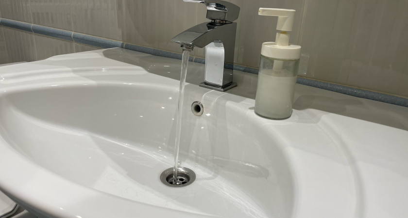 Уезжая из дома надолго, всегда кладу лист бумаги в раковину - эффектом довольна как слон