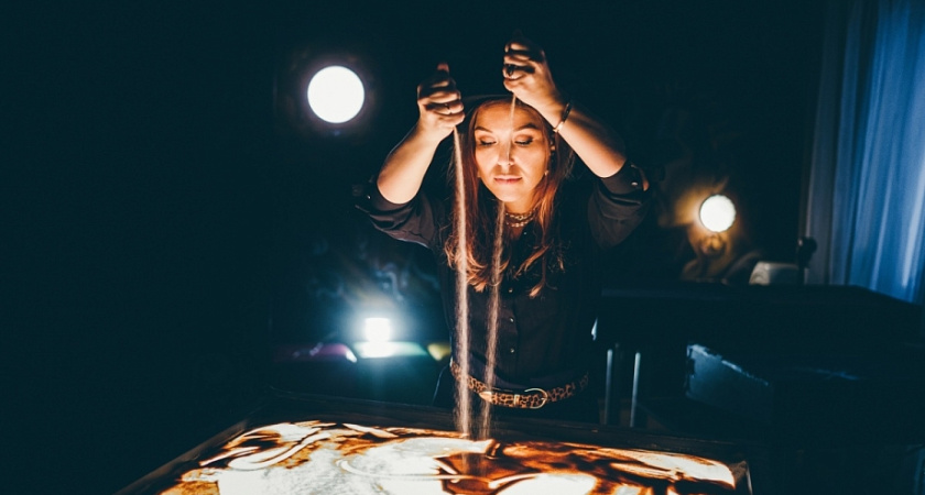 Сын художницы Алины Хайруллиной из Челнов перевел мошенникам полмиллиона рублей у неё на глазах