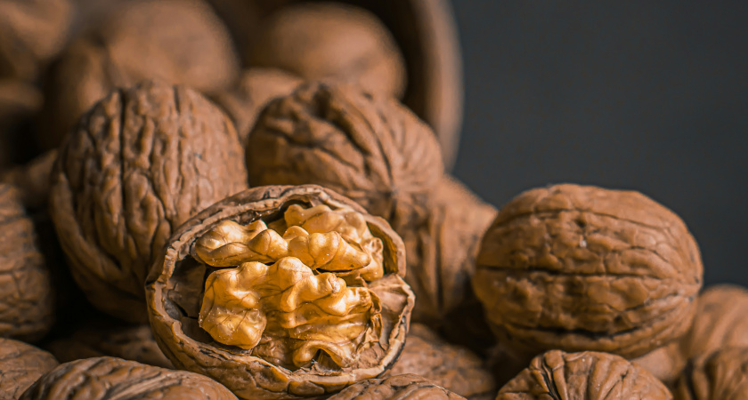 Теперь грецкие орехи не чищу - использую бутылку: легко как щелкать семечки - ядро целое, никаких крошек